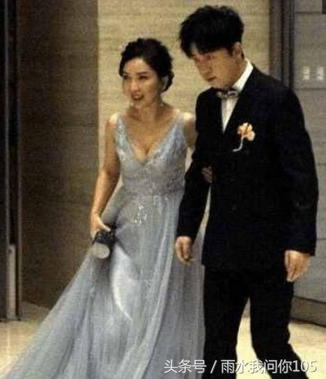 潘粤明携新女友出席电影发布会,身材颜值比董洁好太多