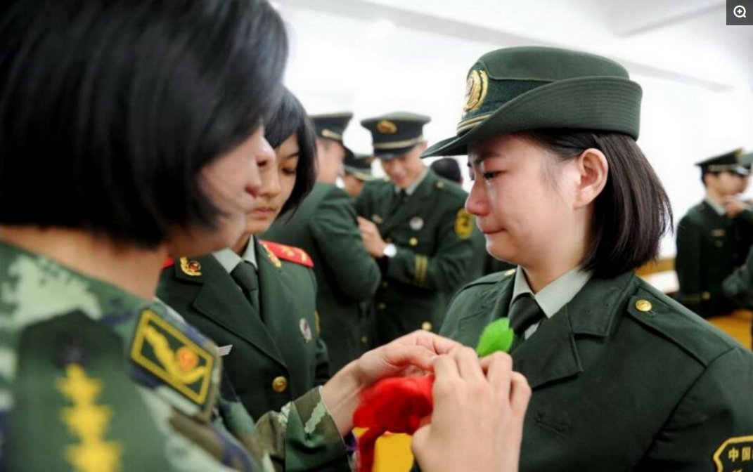 美丽退伍女兵含泪摘军衔