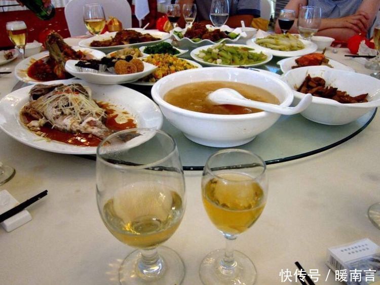 母亲生日,在饭店吃饭时我加了道菜,老婆和我离婚了
