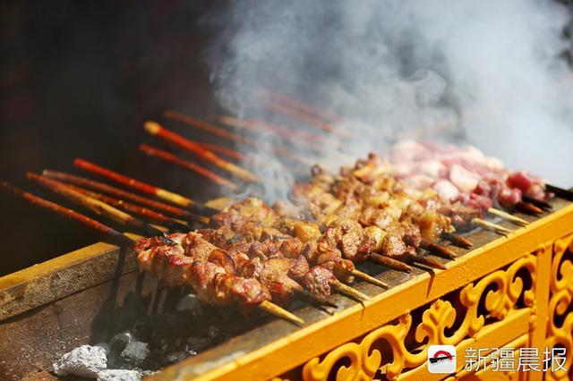 尉犁县特色美食——红柳烤肉 通讯员 李飞 摄