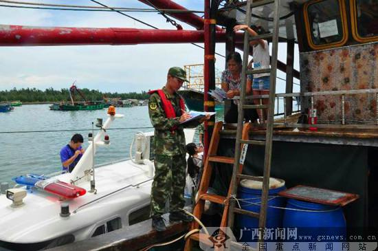 开海前,海警执法人员登上渔船向渔民进行政策宣传.海警供图