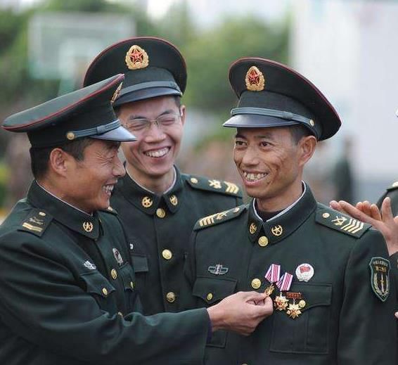 常服上的资历章是怎么排列的呢?一张图看懂!