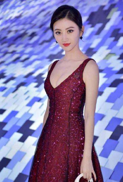 景甜亮相活动, 一袭深v装大秀事业线, 网友: 张继科太