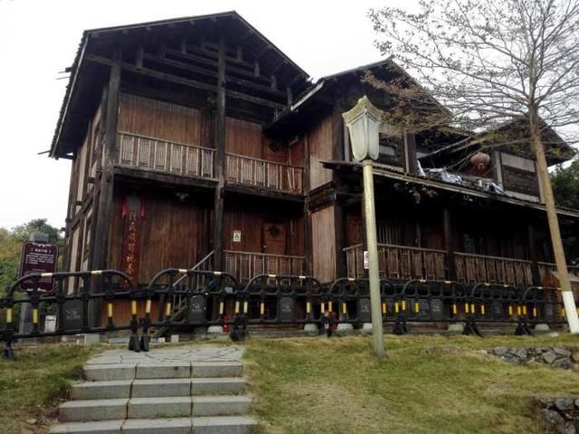 广西少数民族居住建筑各有什么特色? 免费观看广西民族村就明白了