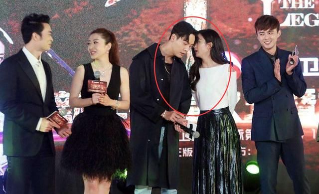 赵丽颖陈伟霆当时在合作《老九门》时,陈妈妈专程从香港飞往片场,陈