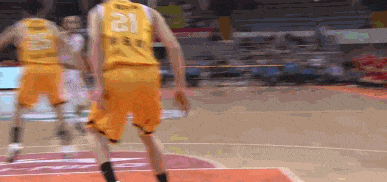 前几天的对阵北控的比赛,阿巴斯对胡金秋有一个恶意犯规.