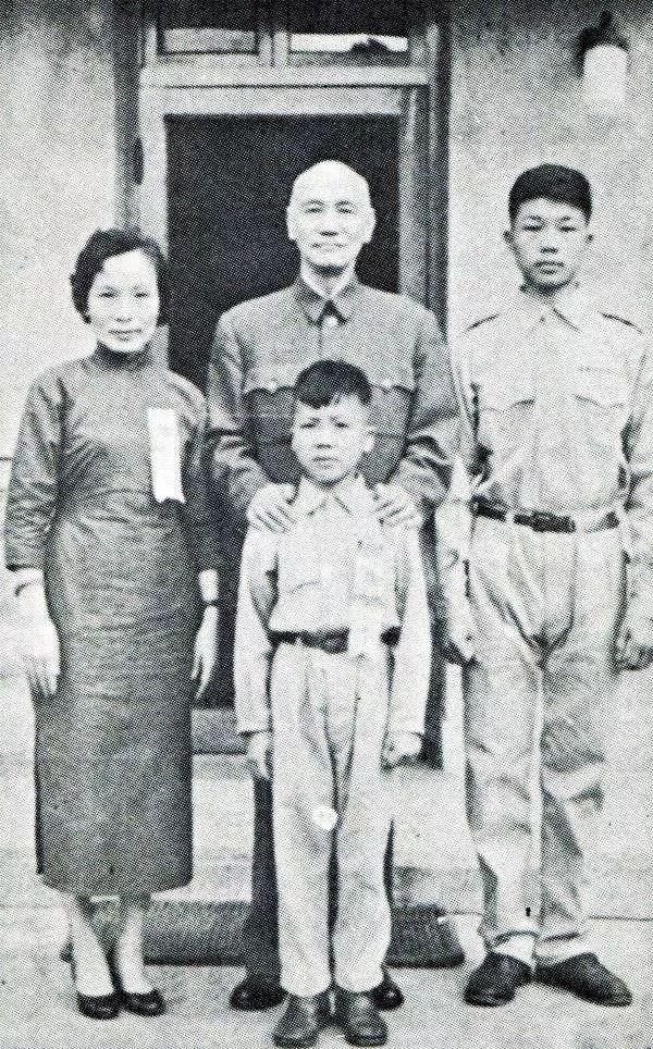 蒋介石与戴笠遗孀以及后代合影             