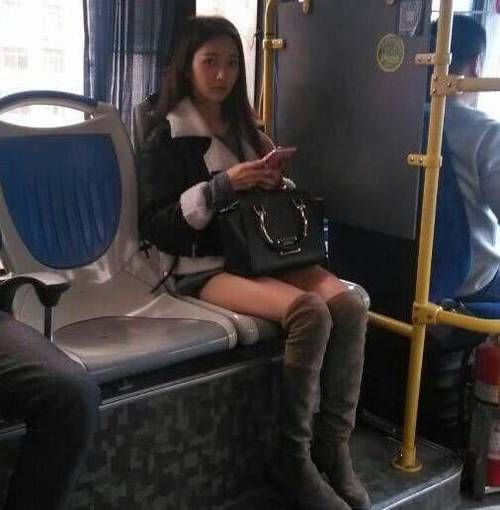 在公交车上,发现一个美女,刚准备偷拍都被发现了,真是