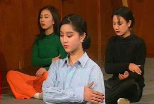 高圆圆学生时代罕见生活照,脸圆皮肤黑,这样看范冰冰真不咋地!