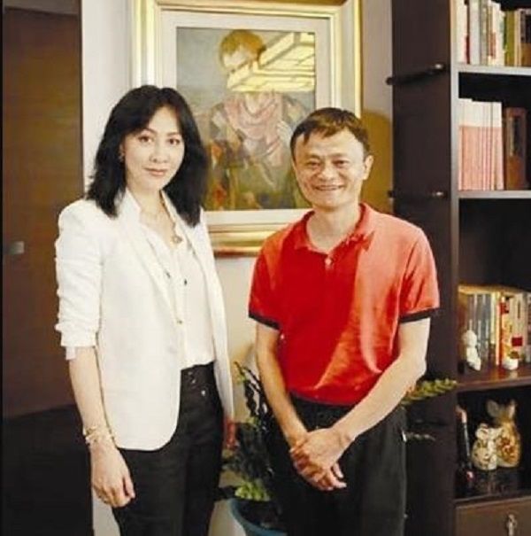第四位:刘嘉玲和马云的合照,看到这张照片,不知道大家有没有疑惑,马云