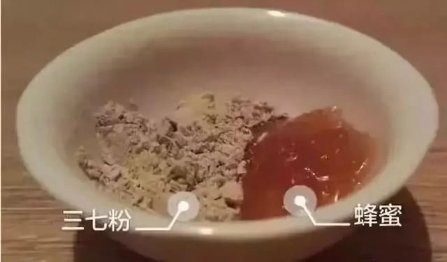 气色变好 三七 蜂蜜的用法 面膜 取适量蜂蜜,牛奶于碗中,加三七粉2勺