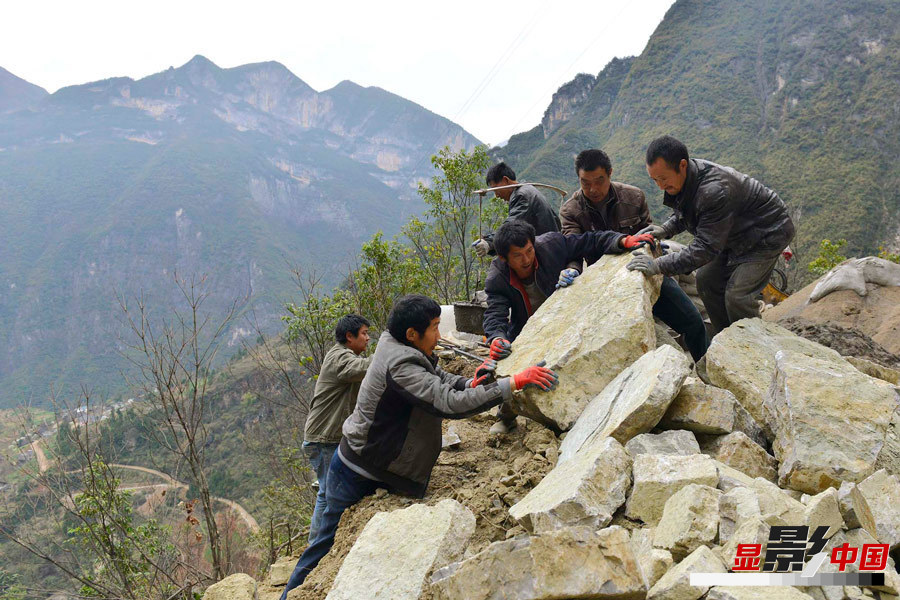 用巫山县竹贤乡下庄村村民毛相林的话说"这路都是一点一点凿出来的.