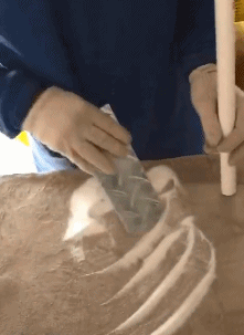 搞笑gif:父爱如山.体滑坡