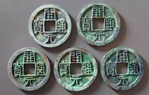 古钱币的价格取决于它的存世量,比如汉代五铢钱往往能卖上几块钱就不