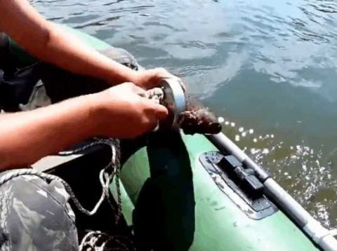 男子野外钓鱼将磁铁扔入水中,没想到打捞到这个直接报警