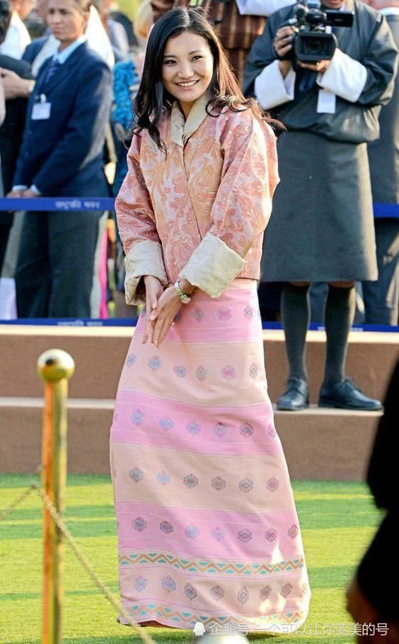 不丹王后吉增佩玛罕见的洋装照,与凯特王妃有很多共同