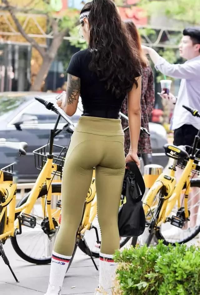 健美型小姐姐紧身裤到处都是勒痕,线条感十足,身材很有看头