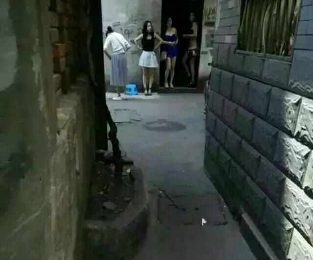 搞笑趣图段子:巷子望过去,怎么有这么多小姐姐站着