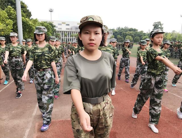 成都实外女教官军训霸气外露 初三学生直升高中本部拼洪荒之力