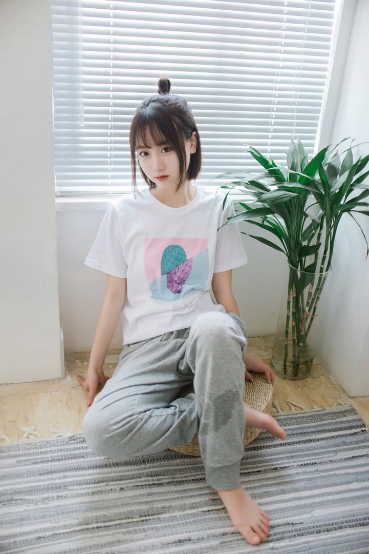 00后清纯的白皙美女,日系丸子头可爱居家写真照片!
