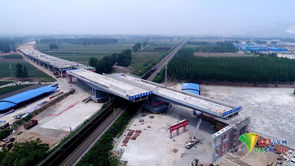 京秦高速公路跨京哈铁路转体桥顺利转体 历时90分钟