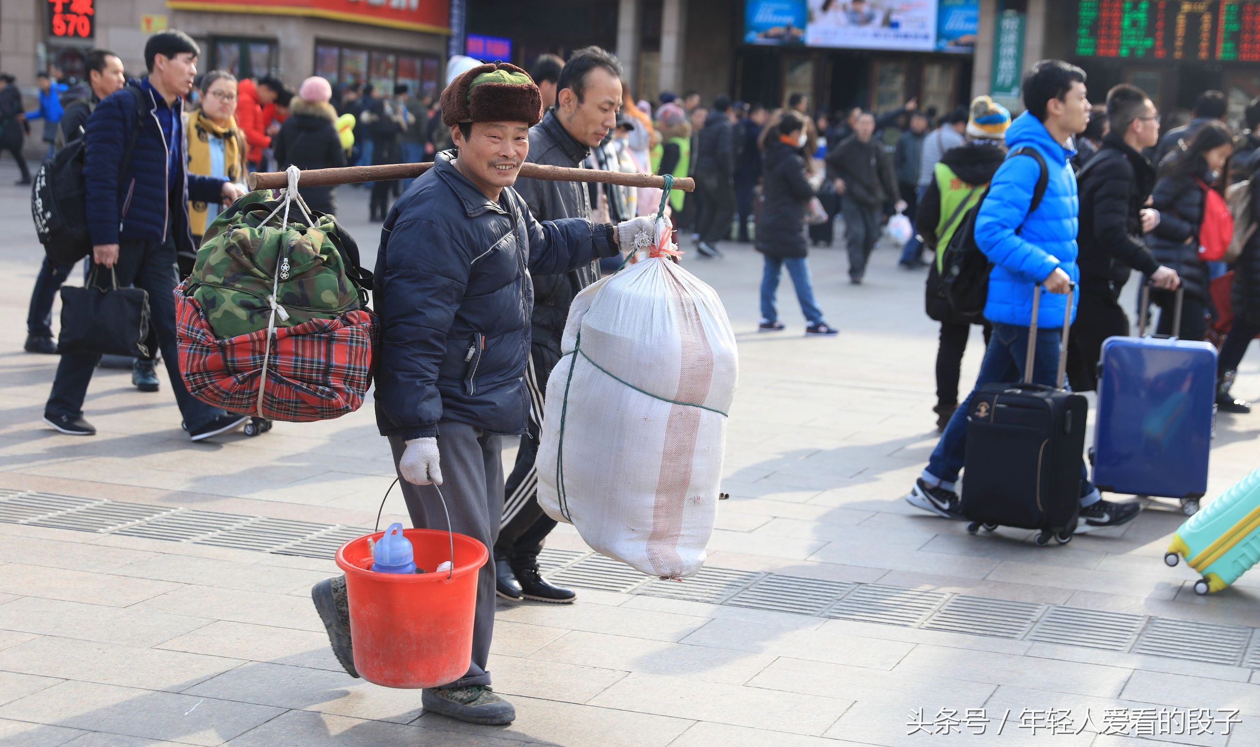 实拍火车站前等待上车的农民工