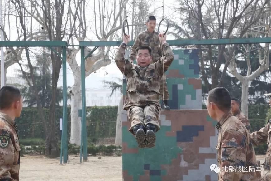 雄鹰特种兵练伞降地面动作!旅长带头操练