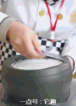 搞笑gif图:既已背影赢天下,何故转身露龅牙!