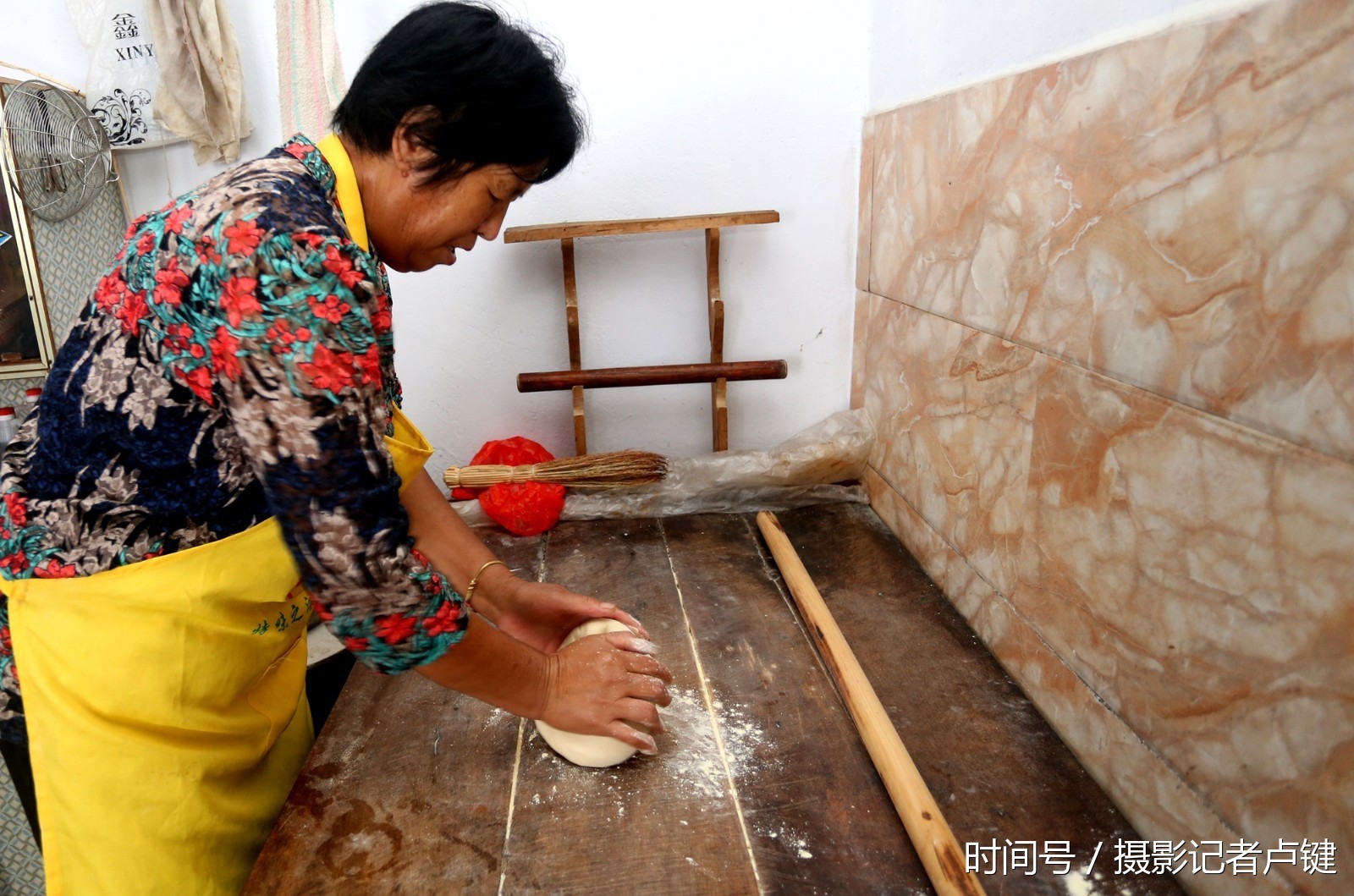 阿姨在给我们做饭,这是和面.