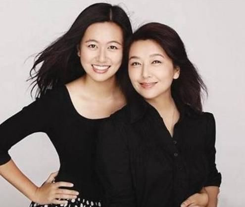 52岁江珊近照, 20岁女儿超像爸爸高曙光, 小15岁男友至今神秘