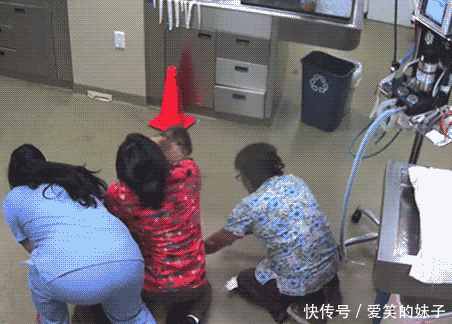 大妹子,哪买的衣服啊,这商家是故意的吧