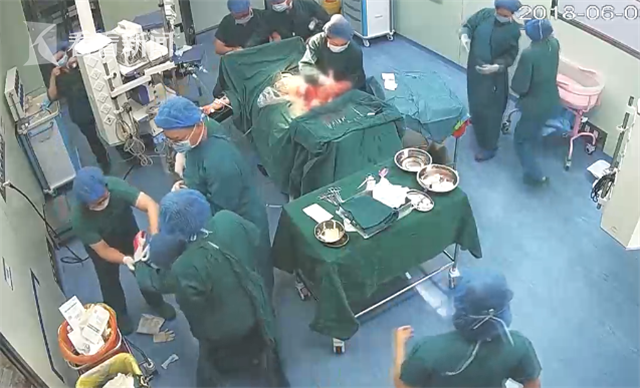 主刀医生一夜值班后抢救危重产妇 累晕在手术台