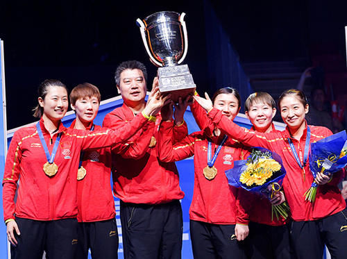 乒乓球团体世锦赛女团颁奖,中国队获得冠军.本文图片 视觉中国
