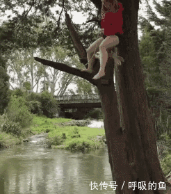 搞笑gif:熊孩子说眼保健操做是做了,近不近视的就随缘