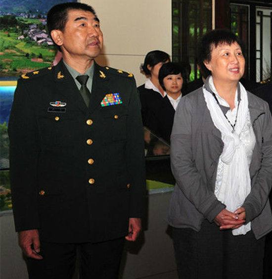 曾获我国人民解放军大校军衔.