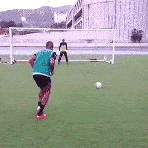 教大家一个菜鸟也能掌握的踢球技巧,看完是不是很想去试试