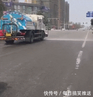 洒水车,你就不能把水停一停吗?看把妹子给吓的