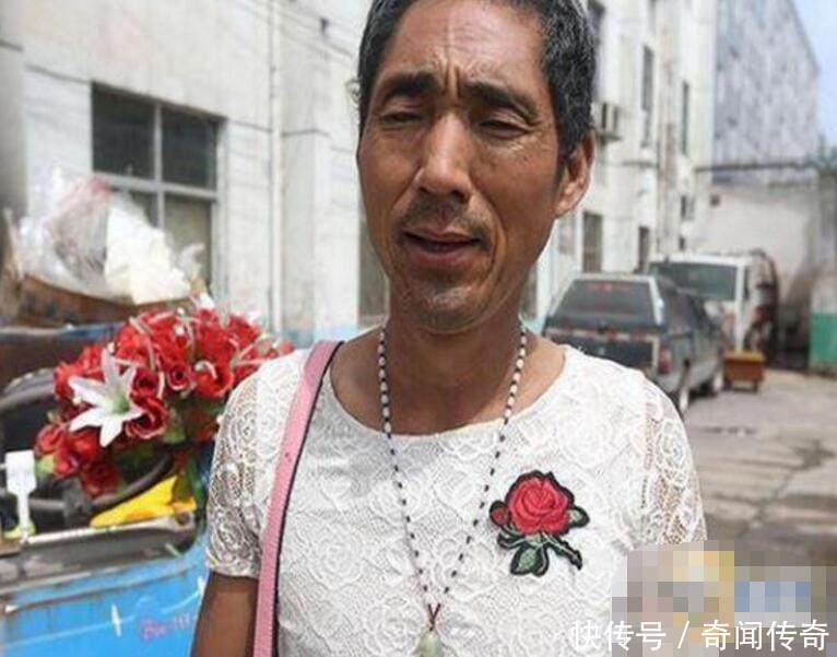 自从老郭父母去世后,老郭不知道为什么便喜欢穿女人的衣服,和裙子!