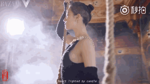 有吃瓜群众把视频中的截图等比例放大,这腿乃们品品,也太接地气了点