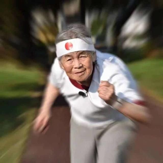 日本90岁老年痴呆奶奶搞怪照片走红,我也盼望痴呆的无忧无虑了