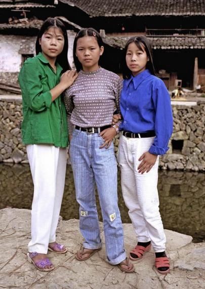 90年代老照片:农村孩子穿的学生装,最令我们怀念的还是女孩们脚上穿的