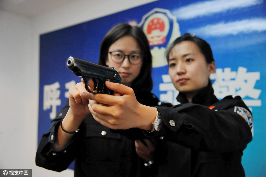 在6年的从警生涯中,张亚男做过乘警,刑警,反扒民警,也做过缉毒民警