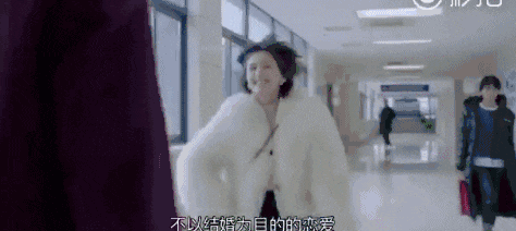 本来曲筱绡扮演者王子文私下就很会穿衣,也很古灵精怪,所以整个人设都