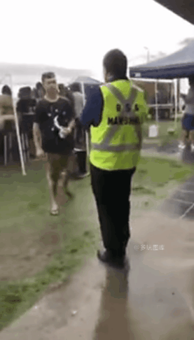 全球搞笑gif:本意是好的,但如果自己也犯法可就得不偿