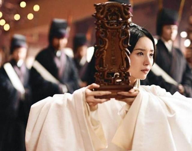 曹丕篡汉,曹操女儿摔玉玺,咒曹丕亡国,汉献帝却把女儿