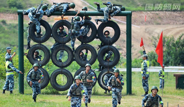 项目第二阶段"越障与射击"比赛在湖北广水空降兵某综合训练场精彩上演