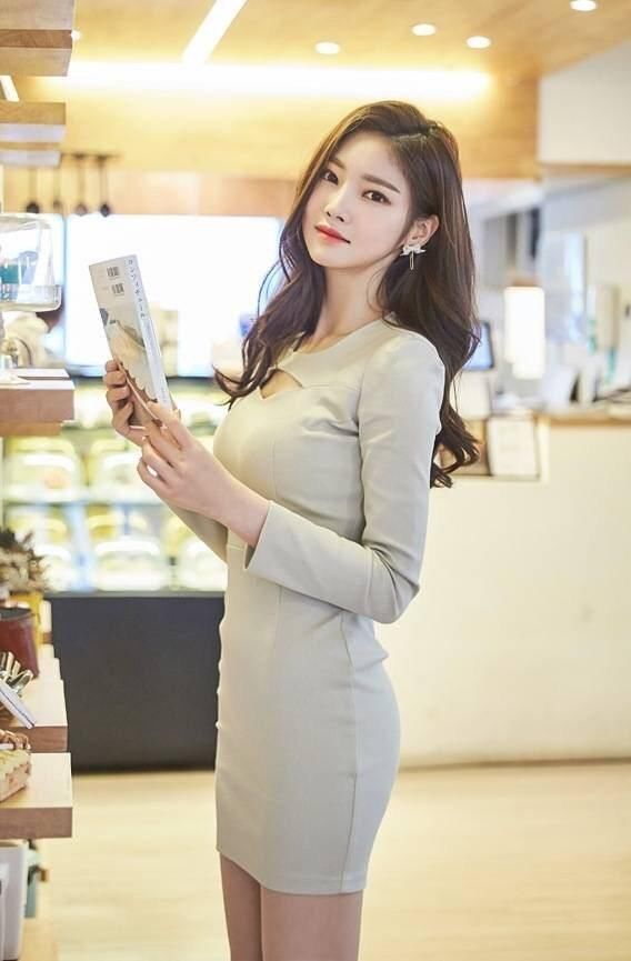 优雅精致的气质美女,职业套裙妩媚又干练,温柔知性让魅力绽放!
