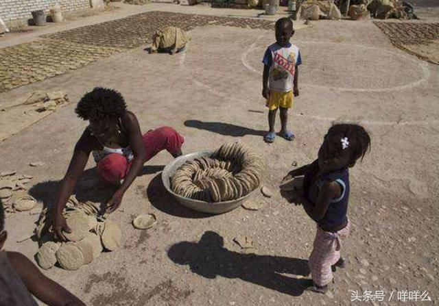 最穷国家一辈子只能吃土,没有吃过米饭,泥土饼干就是营养品