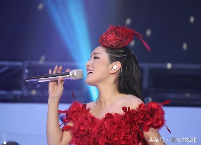 杨钰莹一组演唱会高清图, 火红羽毛加身, 面容娇美, 皮肤吹弹可破