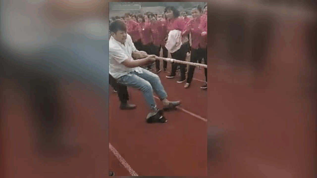 实拍男子拔河比赛, 鞋子烂了露出来袜子, 女生: 男生穿船袜觉得恶心